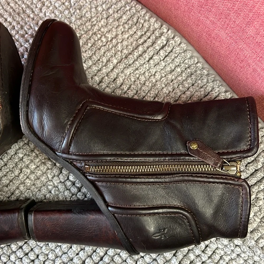 FRYE SYLVIA‎ PIPPING BOOTIE